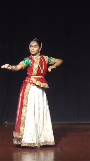 Mayuri Haridas on Instagram: "Sharing a snippet of Upaj from one of the live presentation from University. Upaj not necessarily connote spontaneous creations it could be a rhythmic explorations, building patterns or exploring the सम ✨ #kathak #exploringthesam #rhythmicexplorations #rhythmicpatterns #raastaal #indianclassicaldance #classicaldance"