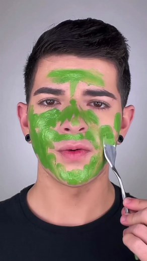The Grinch makeup from a while back. Tis the season!(almost 😝🎄) One of my favorite christmas makeup looks ive done. 🥹 this year im planning to do an sfx version with prosthetics. Im currently working on December content and wanted to share this again before i start posting this years new looks. 😁 __ #thegrinch #thegrinchmakeup #christmasmakeup #makeup