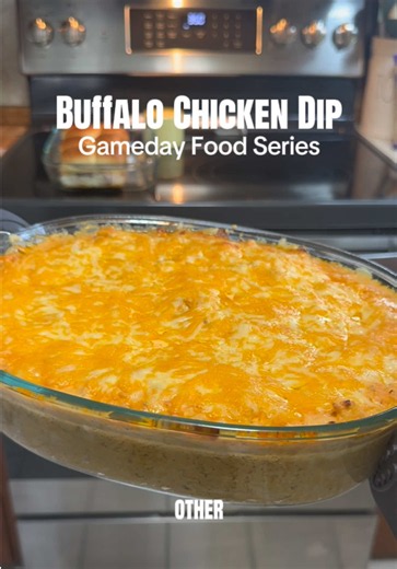 This is the best buffalo chicken dip I’ve ever made!! PERFECT for a football game on a cool fall Saturday! Original recipe came from @itsmeghankay 🫶🏻🥰
