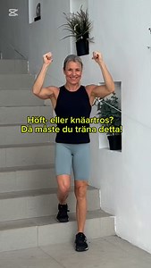 Har du knä- eller höftartros är trappan perfekt att träna i! Börja med en liten rörelse där du håller dig i. Successivt kan du öka rörelsen och släppa taget om om väggen eller räcket. Med rätt rörelser kan du bli så mycket bättre! Jag är fysioterapeut och har jobbat med artrosträning i många år och coachar ledträningen i Ledfitness. Ledfitness är onlineträning med olika inriktningar: Ledträning för dig med artros, kom-iform-hemma för dig som inte tränat på ett tag, yoga och mindfulness för dig s