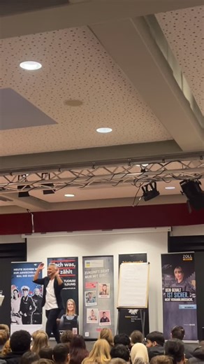 Bertha-von-Suttner-Schule on Instagram: "🦸🏽‍♂️„Sei dein eigener Held“ - Ein gelungener Tag für den 10. Jahrgang! Nach einer inspirierenden Motivationsshow von Osman Citir @der_karrierecoach und einer kurzen Vorstellung der Unternehmen, ging es in Workshops, in denen Zukunftsperspektiven erlebbar wurden!✨ Von der Bundespolizei bis zu Vibrantz Technologies, acht Unternehmen boten spannende Einblicke in ihren Beruf. Danke an alle, die diesen Tag möglich gemacht haben. 🔜Wir freuen uns auch über w