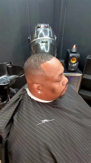 Cuts & Classes: JsonTheBarber.net Tune in to my live streams here on Tiktok to see every step of the fade, blend, and lineup. Perfect for barbers, students, or anyone who loves transformation videos 💈 #BarberLife #HairTransformation #FadeGame #FreshFade #BarberCommunity #BarberTutorial #MensGrooming #TimeLapseCut #BarberLove #LiveHaircut #LearnToCutHair #BarbersOfTiktok