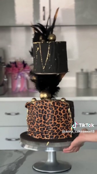 Чёрно-леопардовый торт – дерзкий, роскошный, как сама королева джунглей 🐆🐆🐆 #леопардовыйторт #тортлеопардовый #тортлеопард #черныйторт #стильныйторт #торт #торткерчь #тортвкерчи #тортвкерчиназаказ #торткрым