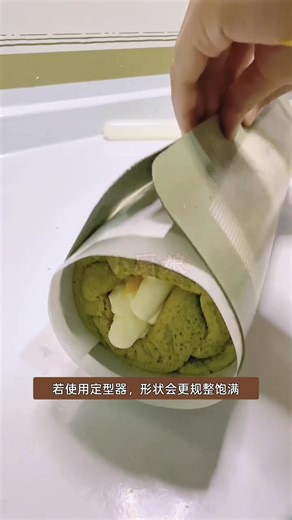 ♨️ 抹茶蛋糕卷 Matcha Cake Roll 😋 ✅ 食材 Ingredients : 🔹 蛋糕体 Cake Batter • 8g 抹茶粉 matcha powder • 50g 玉米油 corn oil • 70g 牛奶 milk • 60g 低筋面粉 low-gluten flour • 5pcs 鸡蛋 (约60g/pc) eggs (about 60g/pc) • 50g 细砂糖 caster sugar • 2g 柠檬汁 lemon juice 🔹 夹心 Filling • 200g 淡奶油 whipping cream • 12g 细砂糖 sugar • 适量 水果 fruits, as needed ✅ 做法 Steps : 1️⃣ 碗里加入抹茶粉和玉米油搅匀。 Add matcha powder and corn oil into a bowl and mix until smooth. 🔸 抹茶粉是油溶性的，先与油混合不易结颗粒。 Matcha is oil-soluble; mixing with oil first helps prevent lum