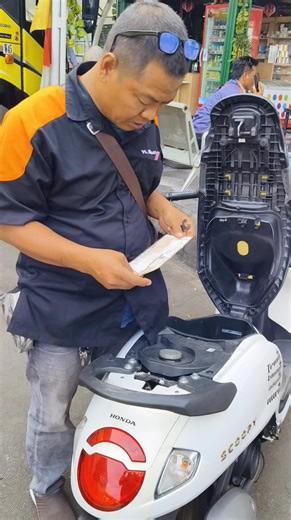 Pengecekan surat kendaraan bermotor yang akan di kirim ke luar daerah Apabila kendaraan tsb tidak memiliki dokumen yang SAH maka kami TOLAK #PoSinarJayaTanjungPriok #BismaniaCommunity #SinarJayaMania | PO sinar jaya tanjung Priok