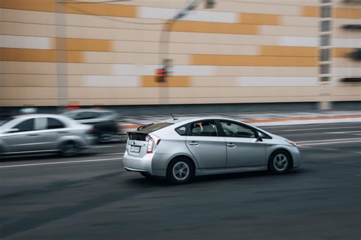 Toyota Prius driver uses 100K lumen flashlight to blind cops and flee [Video]