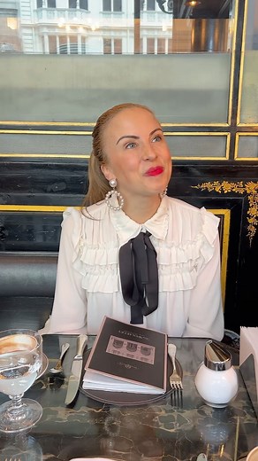 483K views · 9.6K reactions | Menu / Server Etiquette ‍♀️Often servers don’t know you’re ready to order if you make this first common mistake! PS: You can tell SO MUCH about someone’s manners by the way they treat service staff✨so always be kind, respectful and polite when calling over a server for any reason  #menu #restaurant #etiqueta #etiquette #manners | Beaumont Etiquette LLC | Facebook