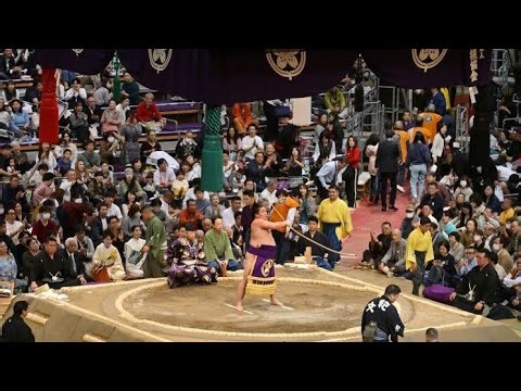 🎥大相撲中継に“超大物”が紛れ込んでいた！観客席の右端に映った人物にネット騒然「えっ、あの人!?」