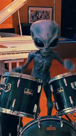 Alien Plays Drums Like a Pro #3iatlas