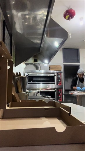 Freshness meets quality at Brooklyn Pizza! 🍕✨ Every bite, crafted to perfection. #BrooklynPizza #FreshAndQuality #PizzaLovers #MadeWithLove