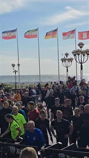 Los geht's 💪💪💪 durch das Eiskalte Wasser 🌊🌊🌊 danach nass 😂😂😂 | Haus am Hügel