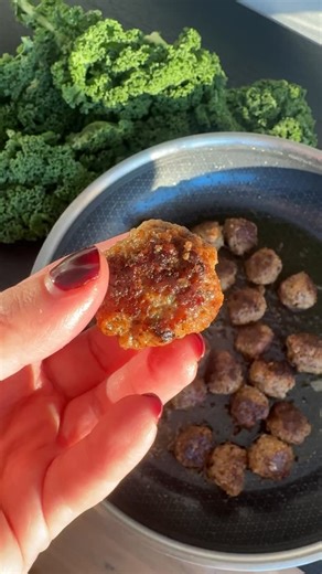 Julköttbullar - Världens godaste och saftigaste julköttbullar som fått smak av bland annat kryddpeppar, för utan kryddpeppar är det inte riktiga julköttbullar om du frågar mig. Mitt recept är dunder och min metod är med handen på hjärtat den allra bästa för köttbullar och jag har genom åren verkligen provat alla möjliga varianter. De blir både fina och saftiga. Hur gör jag? Jag rullar köttbullarna, kokar snabbt i rikligt med buljong och steker sen i smör. Du får de mest perfekta hemmagjorda kött