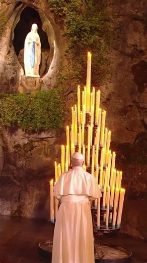 Le pape Léon XIV en pèlerin à Lourdes devant la grotte de Massabielle