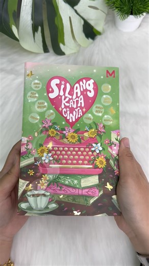Dalam satu buku ada 10 Novella😍 Dah la warna matcha strawberi cerita pun best🥳 Dapatkan sekarang di mana-mana cawangan SMO Bookstores atau platform online‼️ #smobookstores #silangkatacinta #maneswordworks #booktok #novelrecommendations | SMO Bookstores
