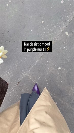 A little self-love moment ✨ Spring vibes, mules & flowers. #springshoes #mules #heels #entalons