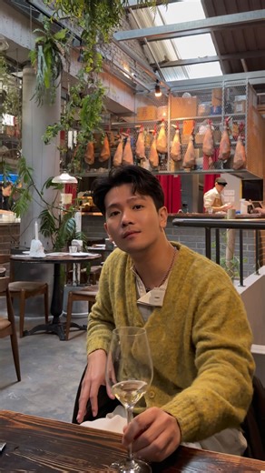 冉竣文（冉某人） on Instagram: "BeApe Restaurant 隱身中山區的神秘巷弄，伴著葡萄酒香遠離喧囂的迷人溫室。新年才剛到就品嚐到這麼美味的法式餐廳，一下太幸福了轉不過來，滿滿的儀式感和極致享受。 好的美食能從中學習的不同的文化背景，很難得在台灣吃到道地的馬賽魚湯，細細地聽聞店員介紹飲食方法，邊回想著當年的旅行印記。兩道主餐實在驚艷，奶油酥皮鑲餡菲力牛排像個珠寶盒般細緻，甚至有點捨不得品嚐，蕈菇鯿炒融入酥皮與頂級菲力，應是近年吃過最好吃帶酥皮的牛肉料理（請3天前預訂）；麥年皇帝魚光是命名就深具學問，同行友人娓娓道出法式麥年(Meunière) 烹調法，使用酥炸比目魚搭配檸檬汁、酸豆和香草調成的醬汁，好難得能遇見這樣美好的魚肉料理。 搭餐的是來自歐陸各地的自然酒，紅白都難以言喻的好喝，一年之初幸運至此。我一定會順順利利吧💫 ✅What I Eat 前菜 ▪️鄉村火腿盤&軟法麵包 ▪️馬賽魚湯 ▪️檸檬橄欖油百里香濃湯 ▪️經典大蒜奶油烤白玉蝸牛 主餐 ▪️奶油酥皮鑲餡菲力牛排 ▪️麥年皇帝魚 甜點 ▪️家常檸檬塔 BeApe Restaurant @beape_