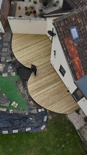 Simon Bowler | CURVED DECK - FULL BUILD VIDEO ! Yes, you can build a curved deck from straight timber! Here’s every process in this garden decking project... | Instagram