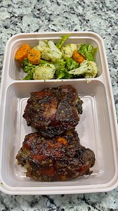 Light & Easy Meal Prep Idea 🥗🍗 After Thanksgiving feasts, I’m keeping things light and simple this week with a quick and easy meal prep idea perfect for lunch or dinner! 🍴 Meal: Protein: 2 bone-in chicken thighs (grilled or baked) – ~360 calories Veggies: 3 oz of California blend veggies (steamed) – ~25 calories ✨ Calories: ~385 per meal ✨ Why I love it: It’s balanced, satisfying, and super easy to prep! Since I’m heading out of town this week, this is the perfect no-fuss meal that keeps me o