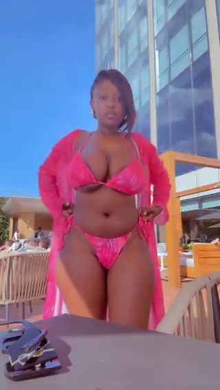 Chaque jour t'as même pas besoin de demander nude