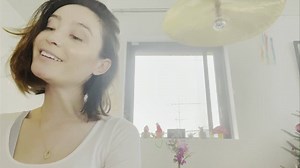 CMソングのタイトルは「I’m Coming Home」。CMのイメージが暖かくアットホームだとお聞きしたので、私も作曲する時は家で我が子が遊んでいる音を聴きながら自然と出てくるメロディーを書き下ろしました。地声よりかはCMの世界観に合わせてリラックスして、ハミングしているような軽やかな裏声で、新しいスタイルで歌わせて頂きました。♪ 牛丼チェーン店「すき家」の新CM ソングを書き下ろしました！ CMは本日12月4日（金）より全国でオンエアです♪ This is a new song I wrote for a Sukiya commercial🙏💓 | Emi Meyer