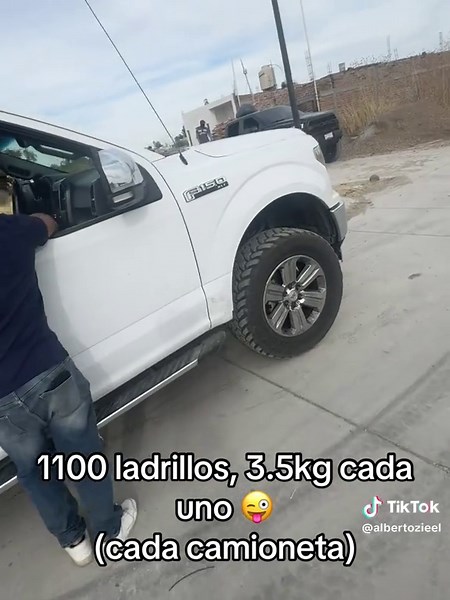 Ford Raptor 4x4: Handling 1100 Ladrillos with Ease