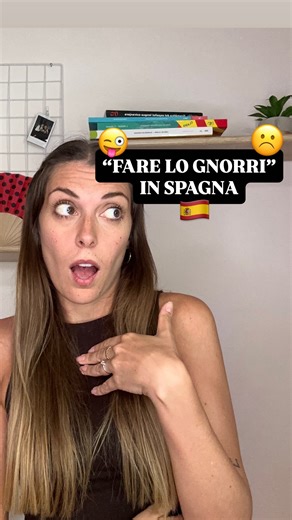 🎬 Oggi ti insegno 4 modi per dire “fare lo gnorri” o “fare il finto tonto” in spagnolo! 🇪🇸 Hai mai sentito queste espressioni? 👀👇 🧠 Hacerse el longui 🌀 Hacerse el sueco 🙃 Hacerse el tonto 😜 Hacerse el loco ✨ Queste frasi si usano quando qualcuno fa finta di non capire… ma capisce benissimo! 😏 👉 Quale di queste non conoscevi? Scrivilo nei commenti! . . . #spagnolo #corsodispagnolo #impararespagnolo #parlarespagnolo #spagnoloperitaliani #spagnoloconilaria #idiomas #spanish #español #spa