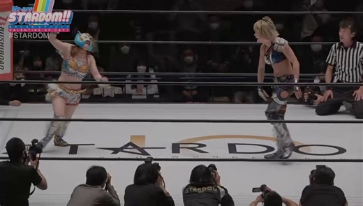 Giulia giving Starlight Kid a nasty headbutt followed by her Glorious Driver to win the match and retain her Wonder of Stardom Championship. After the match, Giulia goes after SLK’s mask. An unrelenting DEMON. 😭#STARDOM | #ジュリア