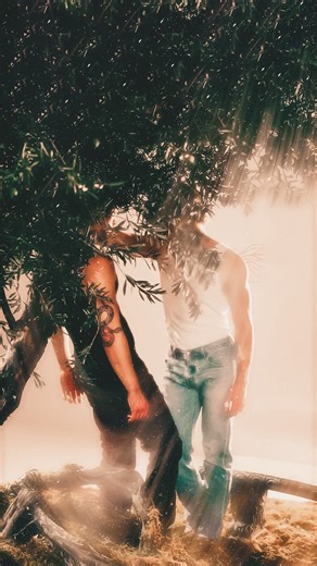 -Caro || bookstagram on Instagram: "Definitivamente gracias a este par estoy mejorando mi inglés🤠 ‼️Sígueme para más contenido - @itscarobooks - Ember and Ice #heatedrivalry #connorstorrie #hudsonwilliams #quinn #emberandice fantasy shaneandilya shanehollander ilyarozanov bookstagram booksta bookreel hockeyromance bookstagramEcuador bookslovers blbooks heatedrivalry"