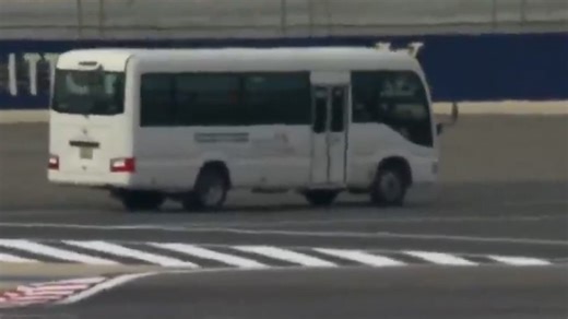 Bus fährt auf Formel-1-Strecke in Bahrain