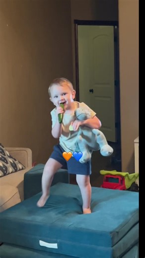 Dancing through the lightening strikes 🥒 us all day dancing away #taylorswift #tloasg