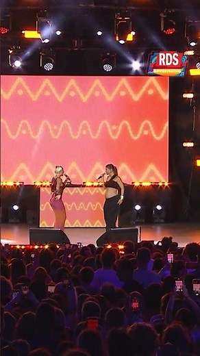 Alessandra Amoroso e Serena Brancale cantano "Serenata" all'RDS Summer Festival