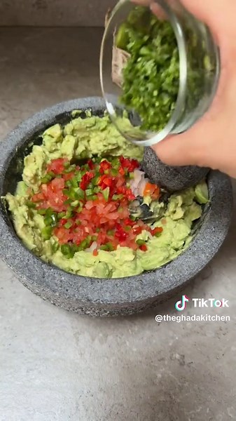 Guac so good I might not share 🥑✨⭐️ #guacamole #avocadolove #chipsanddip #riyadh #moviesnacks