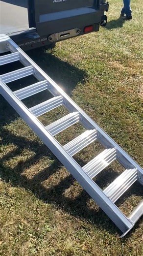 From the Farm Science Review: Dalton walks through the DLH Series—fast lift, clean spread, ready for real jobs. | Moritz Trailers & Truck Bodies