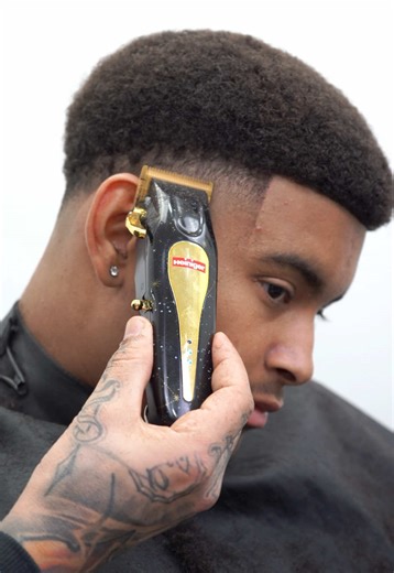 Learn the fundamentals of advanced men’s hair cutting through a series of structured lessons designed to develop precision, control, and professional technique. Our course gives you a deeper understanding of how hair behaves, providing the knowledge and confidence needed to work with all hair types📈 If you’re ready to become a barber who commands respect, builds a loyal clientele, and consistently elevates your skills, this is your moment to get started. 📚 See you inside the academy. 👀