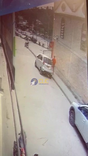 9.8K views · 84 reactions |  #Video ✅️ ¡Ojo! En Bruselas, denuncian que dos sujetos aparentemente estarían intentando abrir los carros para hurtar artículos dejados al interior. Este es el caso de una familia que corrió con suerte porque el hombre no logró el objetivo; sin embargo, en el intento, causó daños en las puertas del vehículo. El hecho se presentó durante la mañana de este sábado en la calle 5, en pleno centro del corregimiento. | Clic Informativo | Facebook