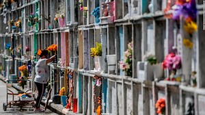Música, alimentos y flores engalanan los panteones de México por el Día de Muertos - CNN Video