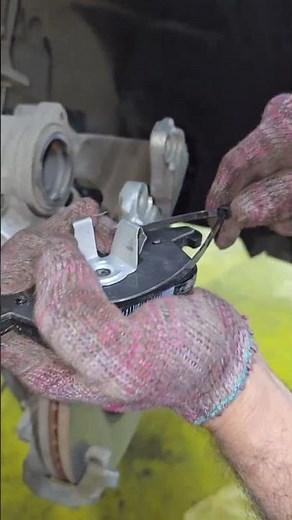 Ford Taurus front brake pads installation trick #automotive
