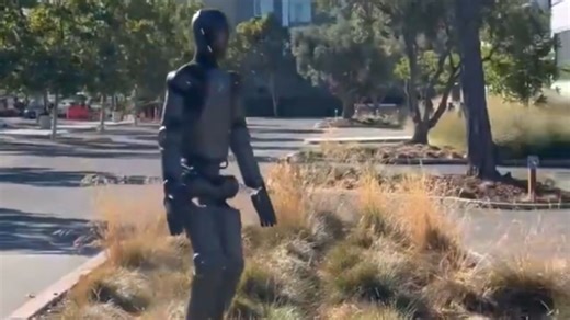 Figure 02机器人，迈着蹒跚的步伐，从未来走来