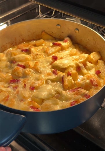 Ma tartiflette 🎉 CONCOURS COOKUT 🎉 Avec @cookut , on vous fait gagner L’Incroyable cocotte Cookut (Ø24 cm), ultra légère, entièrement personnalisable avec 8 couleurs au choix et 45 poignées différentes. Pour participer : ✨ Être abonné(e) à mon compte et au compte @cookut ✨ Liker la vidéo de la recette et la partager ✨ Taguer un ami en commentaire Ma Tartiflette maison : Ingrédients : - 1 kg de pommes de terre à chair ferme (type rouges, comme les Roseval ou Chérie) - 1 gros oignon rouge - Envi