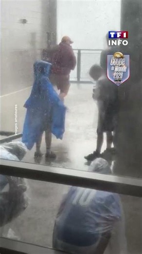 France Irak : Les tribunes évacuées à cause d'un risque d'orages, le match interrompu｜TF1 INFO