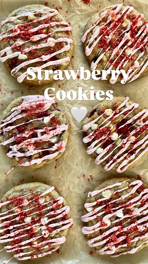 Paloma Medeiros on Instagram: "❤️🍪Macadamia , Raspberries White Chocolate Cookies! Full Recipe⬇️ 🫶🏼Follow me for more Baking Content! ✨Ingredients: * 3/4 cup unsalted butter, melted * 1 cup brown sugar * 1/4 cup granulated sugar * 1 large egg + 1 large egg yolk * 2 teaspoons vanilla extract * 2 cups all-purpose flour * 3/4 teaspoon baking soda * 1/2 teaspoon salt * 1/2 cup white chocolate chips * 1/2 cup fresh raspberries *1/4 cup macadamia nuts ✨How to do: * Preheat the oven to 350°F and lin