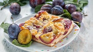 Najklikanejší HRNČEKOVÝ KOLÁČ SO SLIVKAMI: Jednoduchý RECEPT s posýpkou si zamilujete!