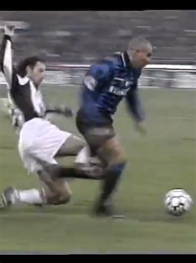 Inter Milan vs Juventus Il grande classico del calcio italiano, Inter contro Juventus, nel 1998 rappresentava molto più di una semplice partita: era una sfida per l’orgoglio, per il potere e per il dominio della Serie A. In quella stagione carica di tensione e polemiche, le due squadre arrivavano al confronto con ambizioni altissime. L’Inter, trascinata dal fenomeno Ronaldo, cercava di interrompere l’egemonia bianconera. La Juventus, solida e determinata, difendeva il primato con esperienza e ca
