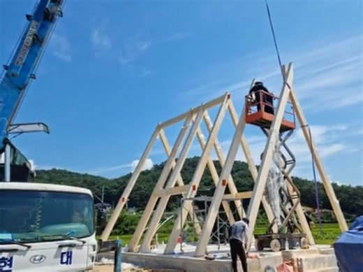 Triangular house! It perfectly shows why Structural Insulated Panels (SIP) are so great for this design: superior insulation and rock-solid stability. What do you think?#SIPs #TriangularHouse #EnergyEfficient | Quacent Prefab House Factory | Facebook