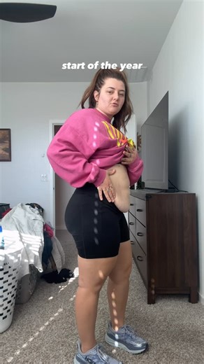 𝗥𝗮𝗰𝗵𝗲𝗹 𝗣𝗼𝘄𝗲𝗿 | 𝗯𝗼𝗱𝘆 𝗽𝗼𝘀𝗶𝘁𝗶𝘃𝗶𝘁𝘆 on Instagram: "I gained over 60 pounds this year, and once again, I don’t recognize my body. This may be my 4th postpartum… but it’s my first time doing it in this body. As this year comes to an end, I keep thinking about how I’ll spend most of 2026 getting to know myself all over again—learning who I am now. I’m not the same Rachel I was when I had three kids. Physically, mentally, emotionally… I’m different. And that realization is both s