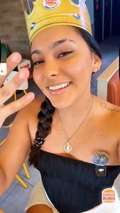 🔥 BLACK FRIDAY DEALS NA BURGER KING! 🔥 24–30 di November — mega ofertanan tur dia! 🍎 Combo Special: haya Apple Pie GRATIS cu cada combo (desayuno, lunch of dinner). Ofertanan pa dia: 🍔 Mon: 10 pc Nuggets – 10 AWG 🍗 Tue: 2 Whopper Jr. cu cheese fries drink – 13.95 AWG 🍔 Wed: 2 Whopper Jr. – 10 AWG 🧀 Thu: Chicken Club Sandwich Combo – 14.95 AWG 🍦 Fri: Whopper Jr. cu cheese fries cone drink (refill, dine-in) – 20 AWG 📆 Valido 24–30 Nov, tanten tin den stock. #BurgerKingAruba #BlackFridayDe