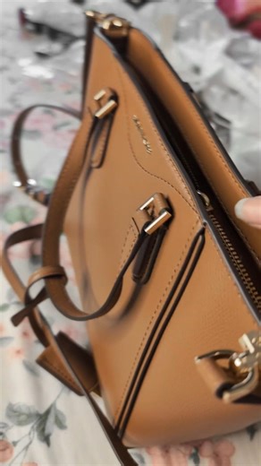 Unboxing my MK bag #mimiinmelbourne #mk #michealkors #mkbag #shorts #totebag #foryou #unboxing #bag