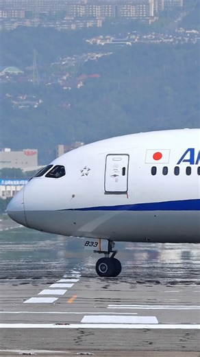 𝕄𝕒𝕤𝕒𝕒𝕜𝕚𝕋𝕒𝕜𝕖𝕙𝕚𝕤𝕒 on Instagram: "1️⃣8️⃣0️⃣4️⃣post🅱️7️⃣8️⃣7️⃣🛫 再生時間：32秒🎞️ ✴︎ 僕の背中には羽根がある。 だって飛行機だもの。 みつを ANA💙Boeing787-9 DREAM LINER NH761 ITM✈︎OKA 08:15-10:25 CUT①③／JA830A・CUT②／JA833A 愛称は“ドリームライナー”。 ボーイング787ってイケメンだよね。 関西弁で言うと…シュッとしてるなぁー。 これ余談ですが… 現在も世界中の航空会社で数多く活躍しているボーイング787。実は、世界で一番最初に発注（ローンチカスタマー）したのが日本の全日空（ANA）なんですよ。 知らんけど。 ✴︎ ✴︎ ✴︎ 今日も一日お疲れ様でした。 傘持って帰ってこいよ。 宿題しろよ。風呂入れよ。歯磨けよ。 Have a good night🍻✨ ✴︎ 🗓️2025/06 📍CUT①②／大阪府豊中市 📍CUT③／兵庫県伊丹市 🎼ボクの背中には羽根がある／KinKi Kids ✴︎ #ボーイング