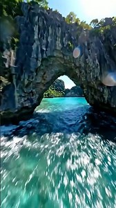 【沖縄・宮古島】息を呑む宮古ブルー！隆起サンゴ礁断崖ダイブと天然洞門アーチ突破・八重干瀬極低空FPV滑空 | 4K 60fps POV #Shorts