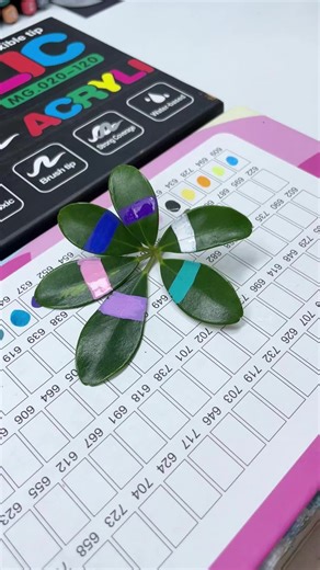 Use an acrylic marker to draw circles on the leaves#art#coloring#artsupplies#acrylicpainting